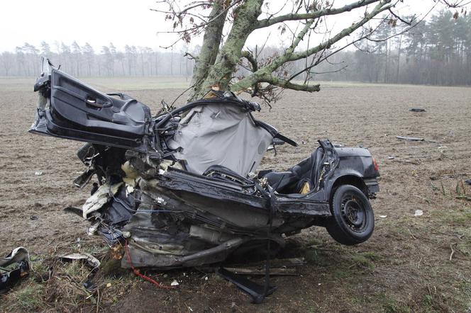 Przerażający wypadek młodego kierowcy BMW. Z auta zostały tylko resztki! - WIDEO
