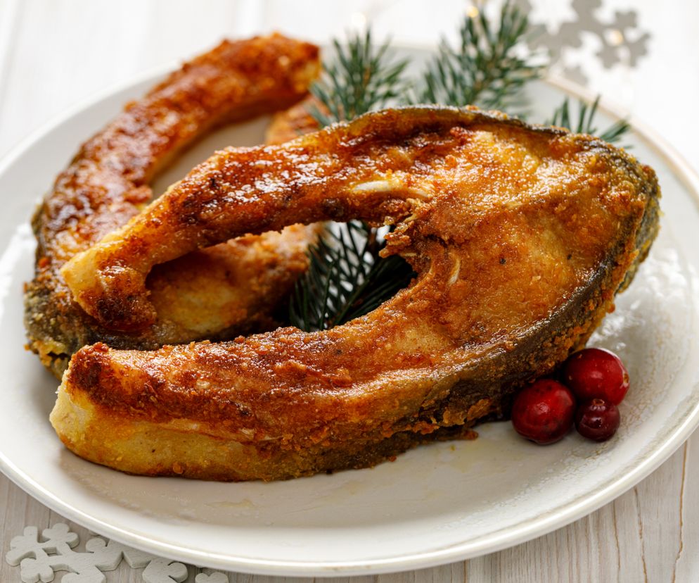 Wigilijny karp z idealnie chrupiącą skórką – jak smażyć dzwonka karpia, by zachwycały smakiem na świątecznym stole?