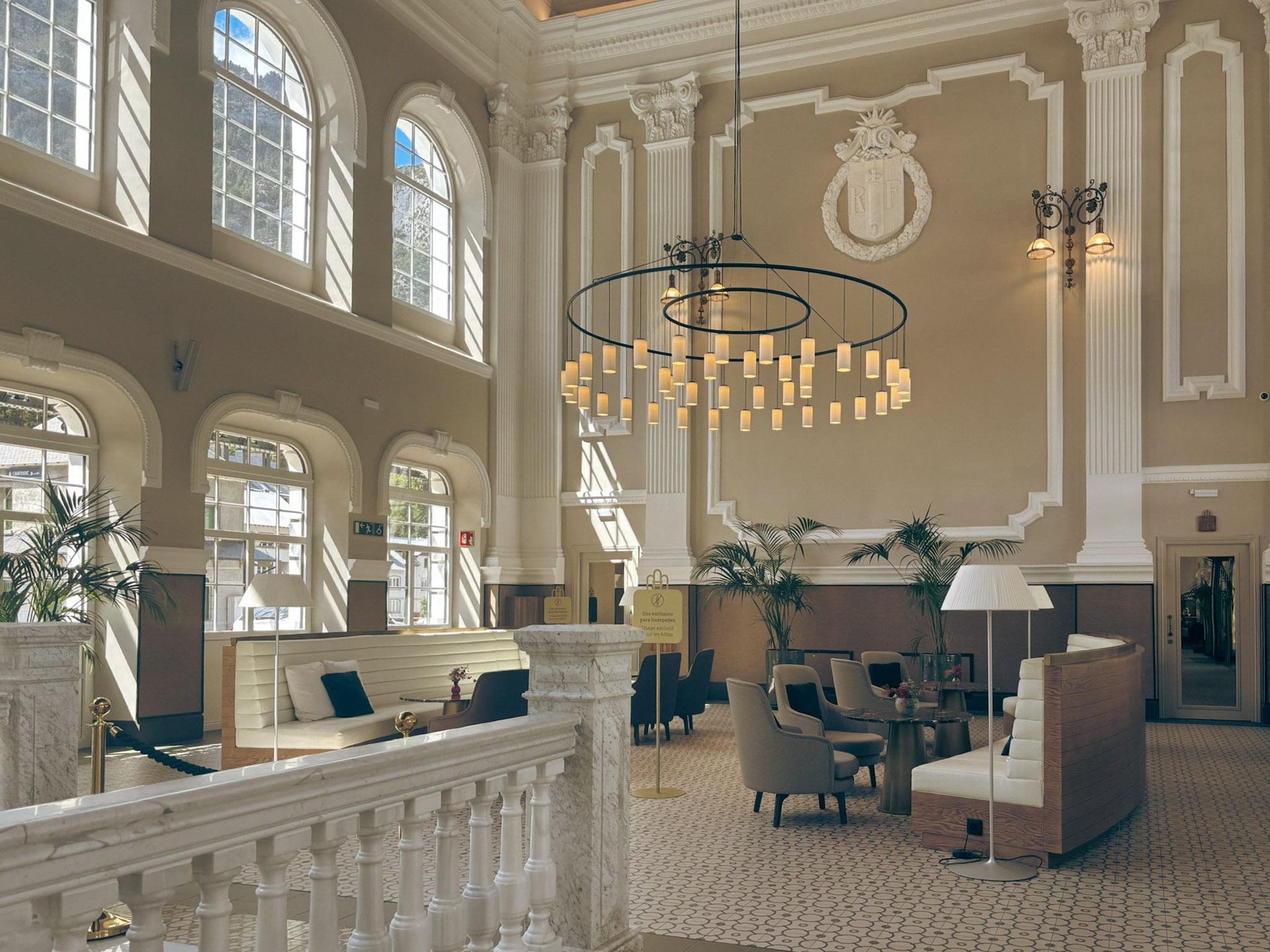  Canfranc Estación, Hiszpania. Dawny dworzec kolejowy zamienił się w luksusowy hotel