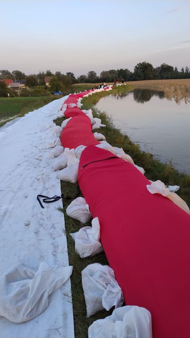 Lubelscy strażacy pomagają powodzianom na różne sposoby