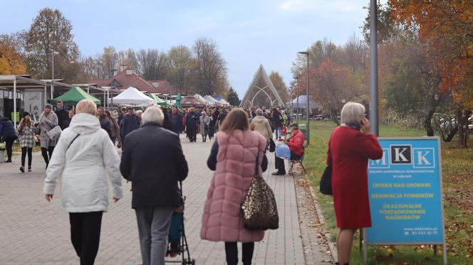 Oprócz znicza można było kupić kebaba. Tłumy przy cmentarzy na lubelskim Majdanku. Zobaczcie!