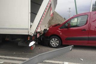 Dostawczak nie zmieścił się pod mostem. W tył auta wjechała osobówka 