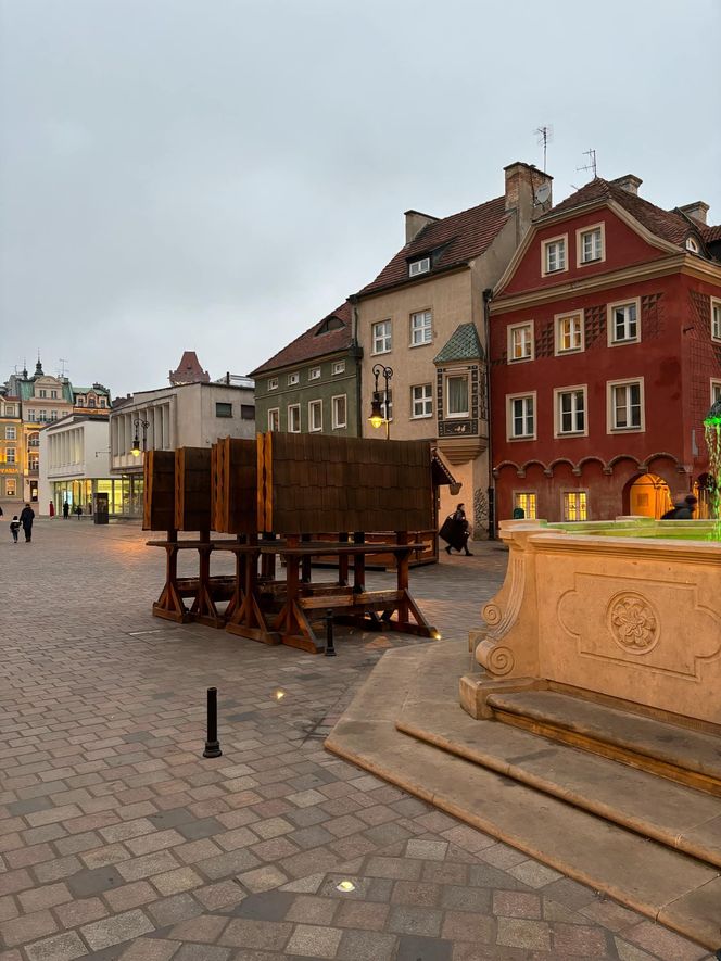 Przygotowania do Jarmarku Świątecznego na Starym Rynku w Poznaniu