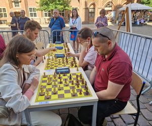 Szachiści opanowali centrum Torunia. Turniej błyskawiczny na Rynku Staromiejskim