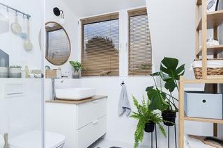 Biała łazienka z drewnianymi dodatkami