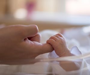 Porzucone niemowlę z Garwolina pilnie potrzebuje domu. „Od urodzenia jest w szpitalu”