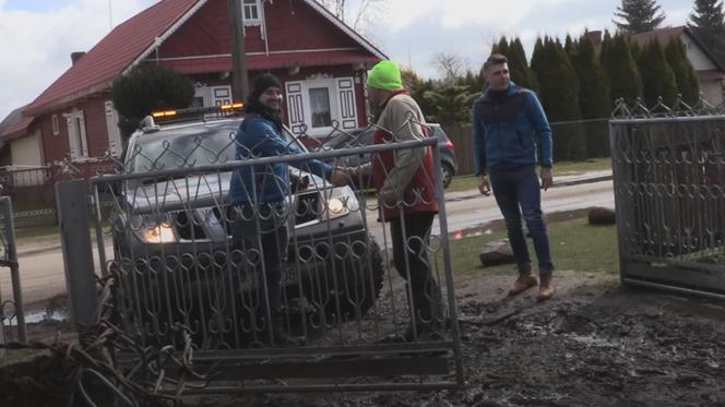 Rolnicy. Podlasie. Geodeci w gospodarstwie Gienka i Andrzeja