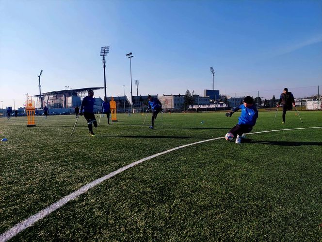 Po amputacji nic sie nie kończy. Trenują w drużynie Amp Futbolu Zawiszy Bydgoszcz. Są jedną nogą w finale