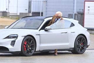 Siwy i z wąsem. Cezary Pazura wywołał poruszenie nowym wyglądem. To naprawdę on?