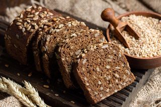 Jest pyszny, trzyma cukier w ryzach i syci na długo. Ten duński chleb pełnoziarnisty to nowy superfood 