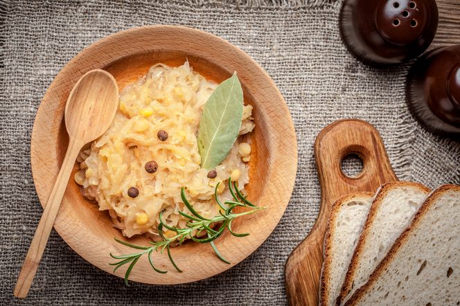 Wigilijna kapusta z grochem i suszonymi grzybami