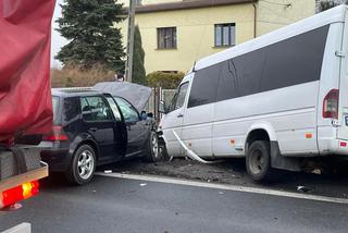 Karambol w Bieruniu! Bus zderzył się z trzema samochodami. Kilka osób rannych