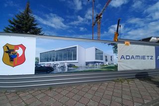 Wielki dźwig stanął przy pływalni Akwawit w Lesznie. Rusza ostatni etap rozbiórki 