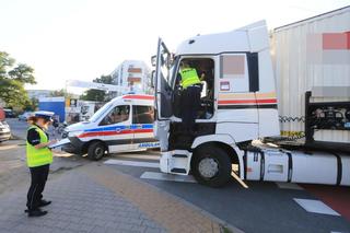 Tir zderzył się z tramwajem we Wrocławiu. 47-latek wysiadł z ciężarówki i zmarł.