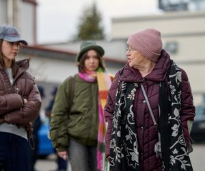 Na Wspólnej odc. 4026. Krystyna Agier (Małgorzata Knothe), Ula (Julia Jurek), Dorota (Anastazja Kohut)