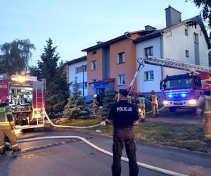 Podpalił budynek, potem ruszył z nożem na policjanta i strażaka! Padł strzał