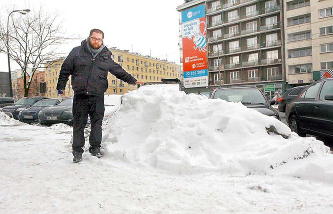 Miasto zawalone hałdami śniegu