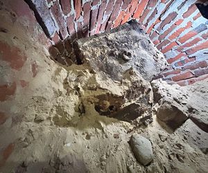 Pierwsze odkrycia w tajemniczej krypcie w Kazimierzu Biskupim