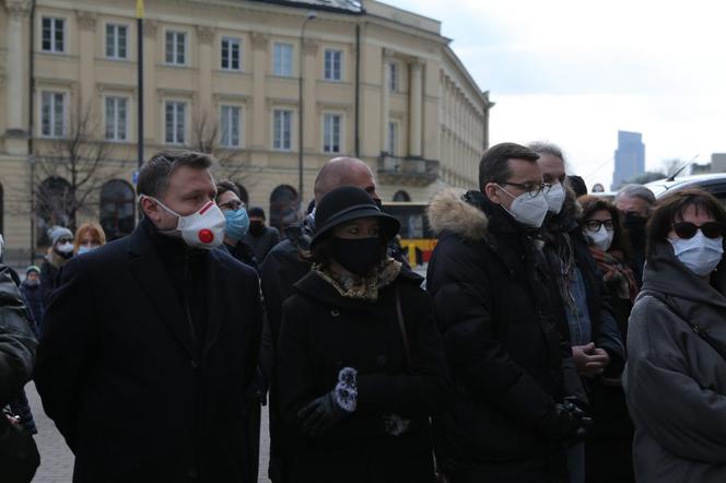 Oni pożegnali Jana Lityńskiego. Grób na Powązkach utonął w kwiatach