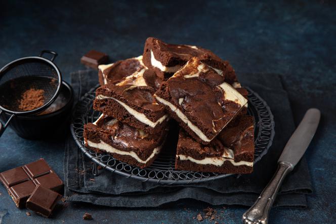 Ciasto czekoladowe z serem: przepis na 2w1 brownie z sernikiem