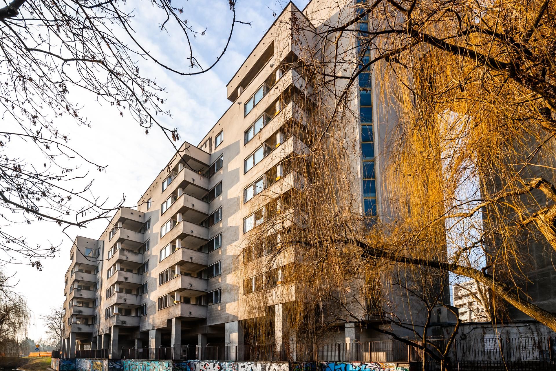 Szpiegowo, blok na Sobieskiego 100 w Warszawie