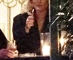 Anna Lewandowska w nocy pali elektryczne papierosy