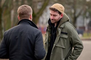 Robert zostaje gangsterem - czy uda mu się zinfiltrować mafię i wyjść z tego cało?