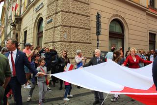 Od Bramy Floriańskiej do Wawelu: Kraków pobił rekord na najdłuższą flagę Polski! [ZDJĘCIA]