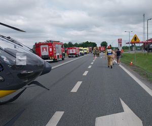 Wypadek busa i osobówki pod Łęczycą. Kilkanaście osób poszkodowanych [ZDJĘCIA]