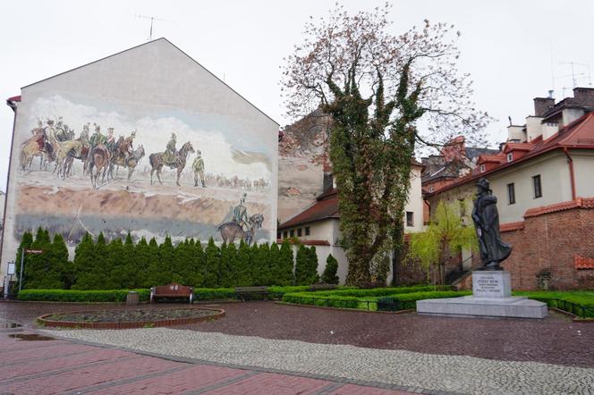 To jeden z najpiękniejszych murali w Małopolsce. Przedstawia najsławniejszą bitwę stoczoną przez generała Józefa Bema