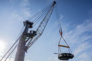 Rozładunek czołgów K2 i haubic K9