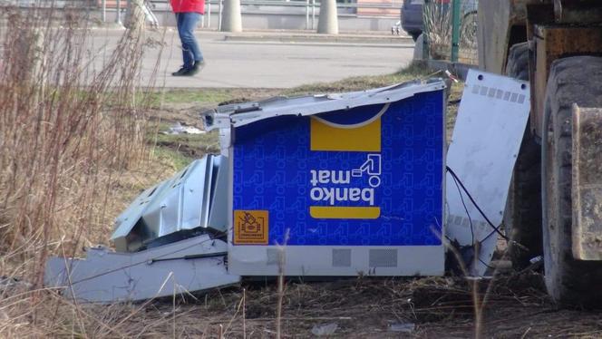 Ukradli koparkę, rozwalili bankomat i zniknęli z kasą 