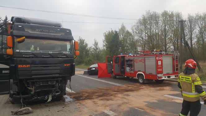 Poważny wypadek na łuku Kieleckiej w Starachowicach. Zderzenie osobówki z tirem