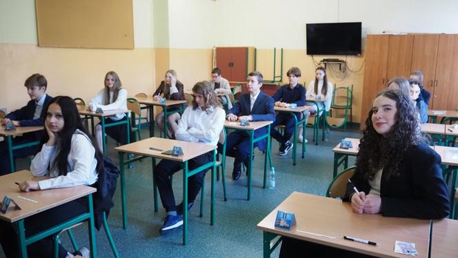Egzamin ósmoklasisty 2023 w Piekarach Śląskich. Na zdjęciach uczniowie MSP nr 13