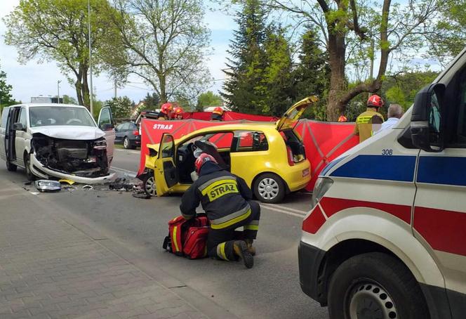 Pasażerka nie żyje, kierowca w szpitalu. Tragiczna czołówka na Płochocińskiej