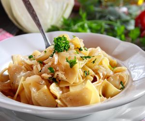 To proste danie z kapusty i makaronu podbija internet! Przepis babci w nowoczesnej wersji