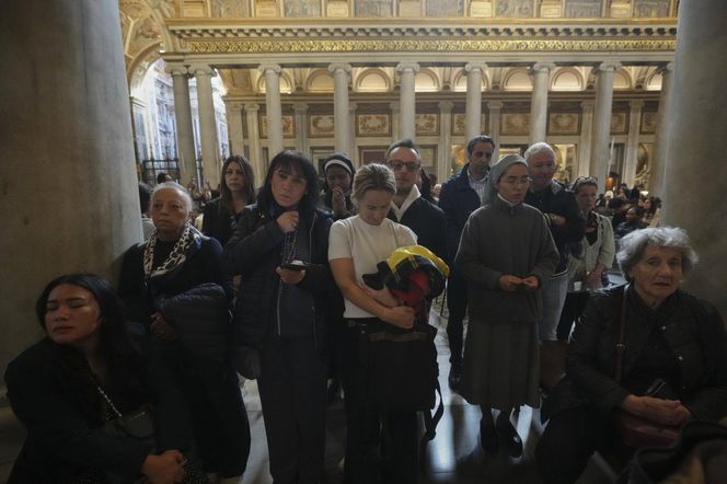 Wierni odwiedzają grób papieża Franciszka