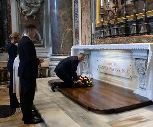 Rodzina Nawrockich przy grobie papieża Polaka