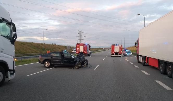 Dramatyczny wypadek na autostradzie A1. Kierowca Peugeota wjechał pod naczepę TIR-a. Nie miał żadnych szans [ZDJĘCIA]