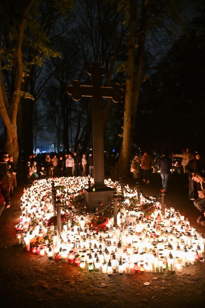   Setki migoczących zniczy. Tak wyglądają polskie cmentarze po zmroku. Zobacz niezwykłe zdjęcia