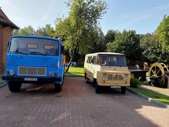 Odrestaurowane pojazdy na terenie pałacyku w Lesie Gdańskim