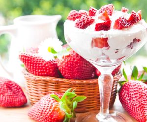 Niepozorny, najprostszy deser z truskawkami, który rozpieszcza podniebienie. Zrobisz go w 5 minut!