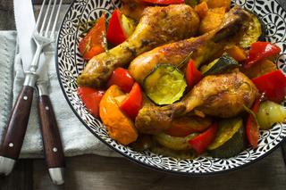 Pałki kurczaka pieczone z warzywami: przebojowy obiad dla rodziny