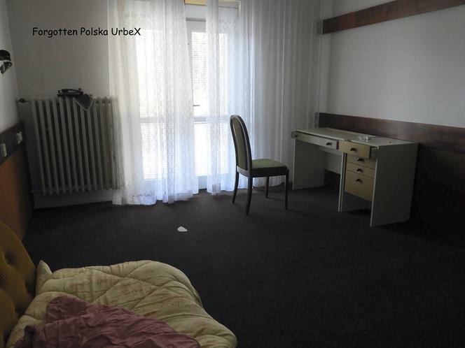 Pusta flaszka na stole, komputery i dziecięce zabawki w pokojach. Tajemniczy hotel na granicy polsko-czeskiej [ZDJĘCIA]