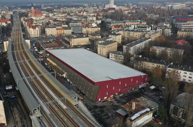 Lodowisko przy Siedleckiego już po remoncie. Nowe bandy, boksy i bramki 