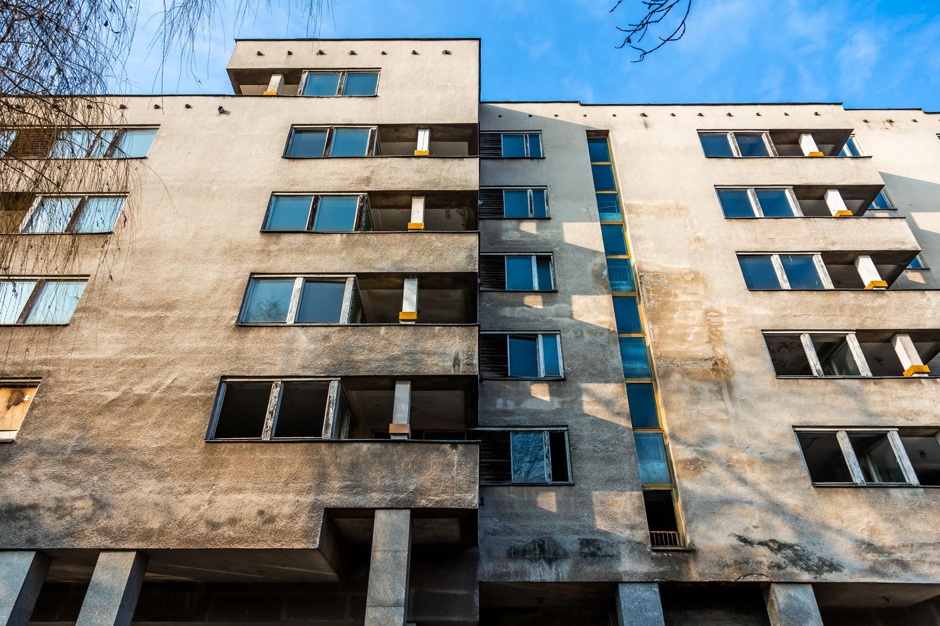 Szpiegowo, blok na Sobieskiego 100 w Warszawie