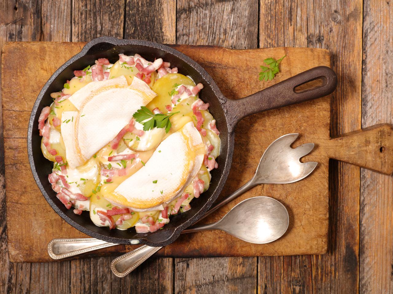 Talarki ziemniaczane zapiekane z camembertem i boczkiem