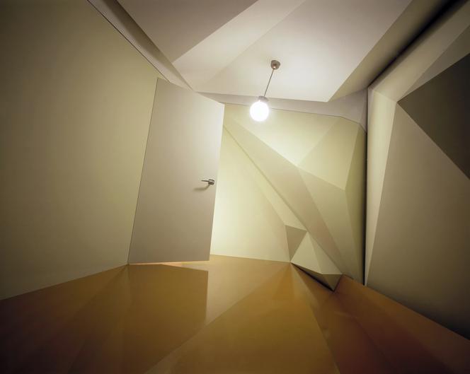 Monika Sosnowska, Zmęczony pokój, 2005, wystawa w Sigmund Freud Museum, Wiedeń