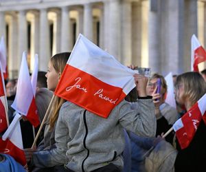 Zło dobrem zwyciężaj. Setki osób czuwały w Watykanie w rocznicę wyboru Jana Pawła II