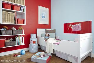Czerwona ściana w pokoju dziecka